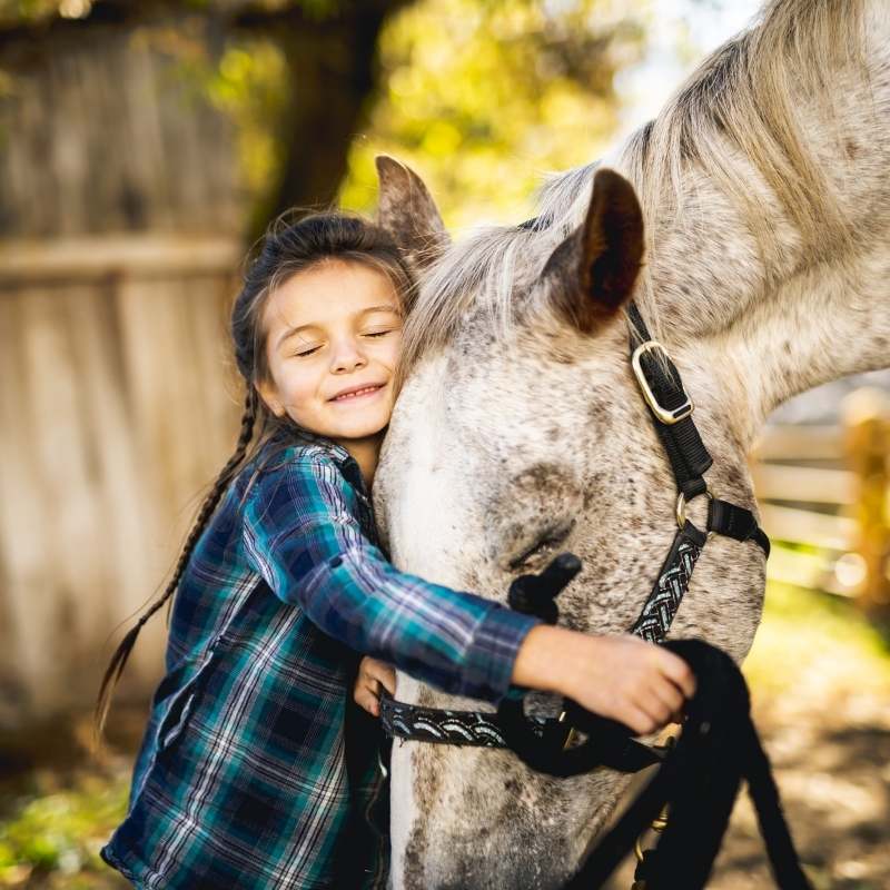 Kind mit Pferd bei der Reittherapie Logopädie Thüringen Eisenach